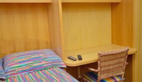 QUARTOS DUPLO COM DUAS CAMAS SOLTEIRO E BANHEIRO COMPARTILHADO