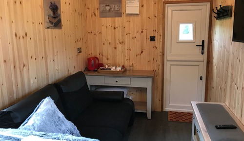 Cabaña de diseño, 1 cama doble, baño privado, vistas al parque
