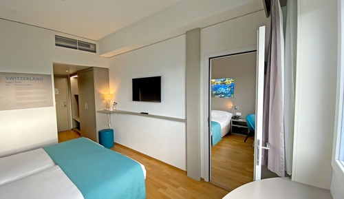 2 Family Rooms M Connecting