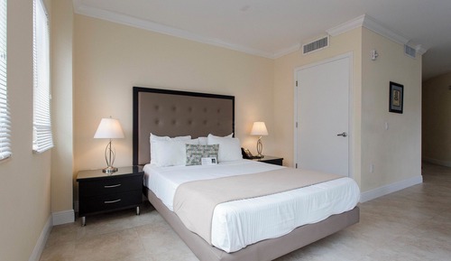 Queen studio, disability access with bath tub