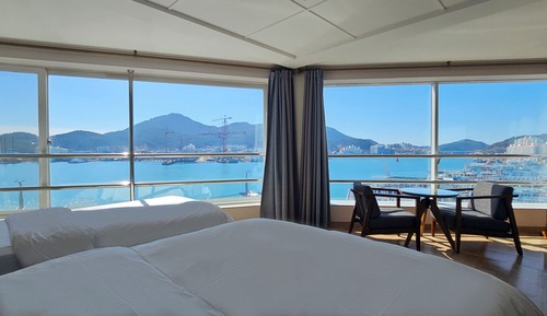 Habitación superior con 2 camas individuales, vistas al puerto (A, Panorama)