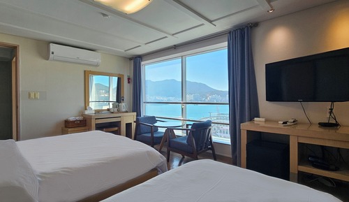 Habitación superior con 2 camas individuales, vistas al puerto (B, Floor-to-ceiling window)