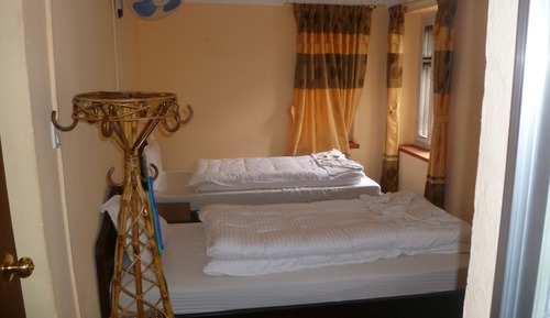 Habitación con 1 cama doble o 2 individuales, vistas al jardín
