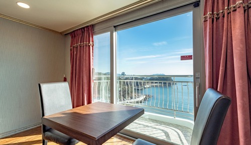 Habitación superior con 2 camas individuales, vistas al mar