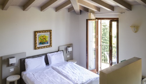 Habitación con 1 cama doble o 2 individuales, balcón, vistas al lago