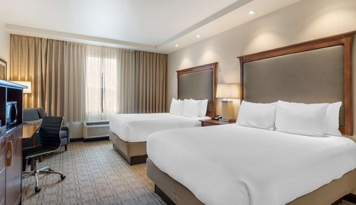 Suite, 2 camas de matrimonio, frigorífico y microondas, vistas al jardín