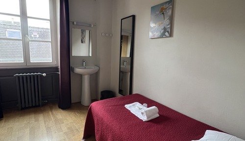 Habitación individual, baño compartido (Avec lavabo)