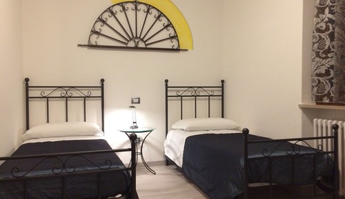 Apartamento económico, 2 habitaciones, cocina básica