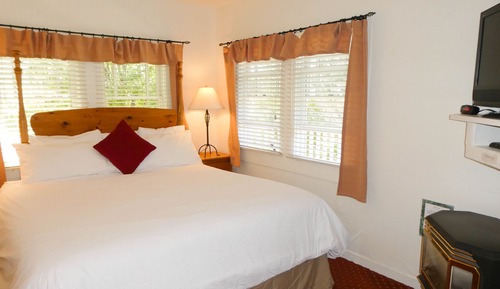 Chelsea Room, 1 King, Parking (Pet Friendly)