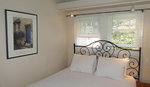 York Room, 1 Queen, No Parking (Not Pet Friendly)
