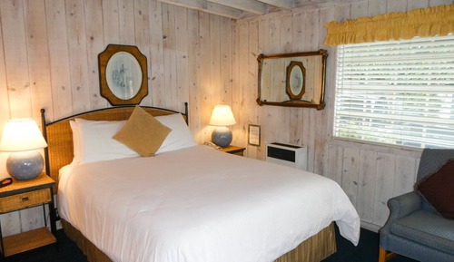 Ashley Room, 1 Queen, No Parking (Not Pet Friendly)