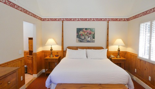 Dickens Deluxe Room,  1 King, Parking (Not Pet Friendly)