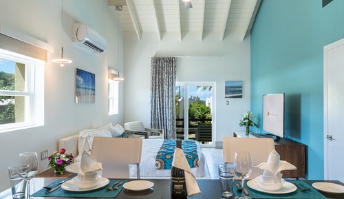 Estudio superior, junto a la piscina