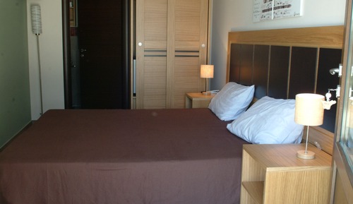 Habitación superior con 1 cama doble o 2 individuales, vistas al jardín