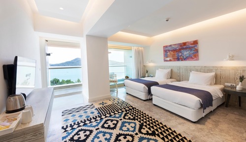 Habitación superior, vistas parciales al mar