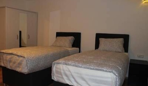 Habitación Confort con 1 cama doble o 2 individuales, baño compartido