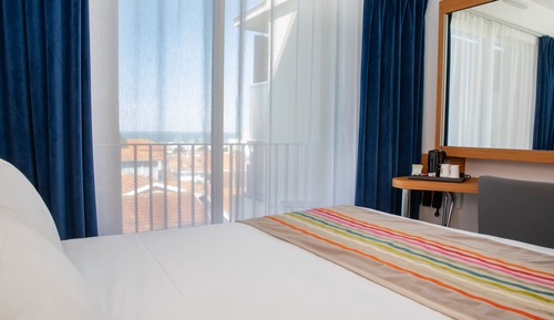 Habitación superior, 1 cama doble, no fumadores, balcón
