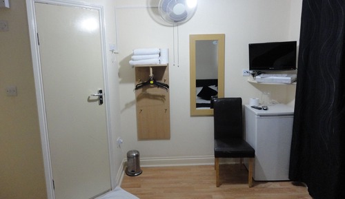 Habitación básica con 2 camas individuales