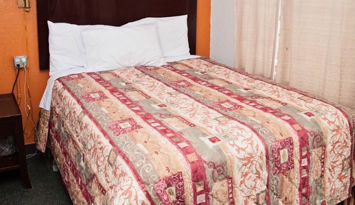 Habitación económica, 1 cama de matrimonio, frigorífico y microondas, vistas a la ciudad