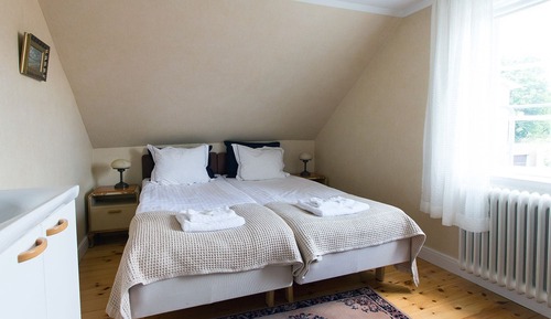 Habitación básica con 2 camas individuales, baño compartido