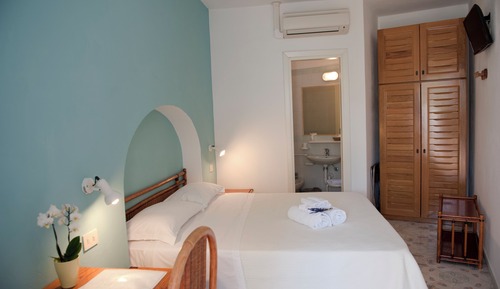 Habitación económica doble, acceso a la piscina