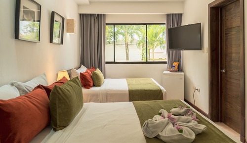Habitación doble, 2 camas de matrimonio, vistas a la piscina