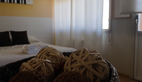 Habitación estándar con 1 cama doble o 2 individuales, baño compartido
