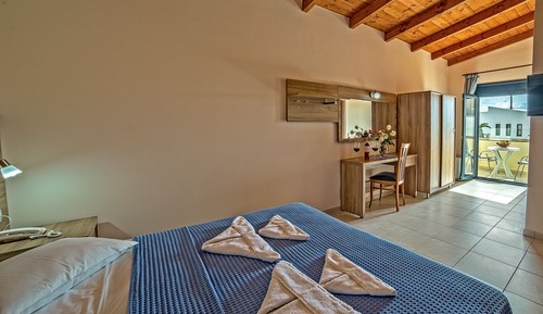 Habitación triple, vistas a la piscina