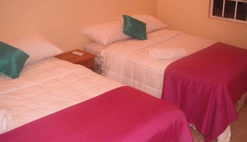 Estudio, 2 camas de matrimonio, cocina básica, planta baja