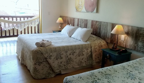 QUARTO QUADRUPLO COM VARANDA