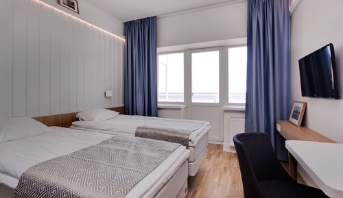 Habitación estándar con 2 camas individuales, balcón