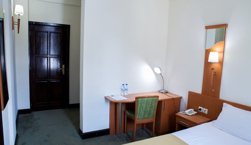 Habitación con 2 camas individuales, vistas a la ciudad