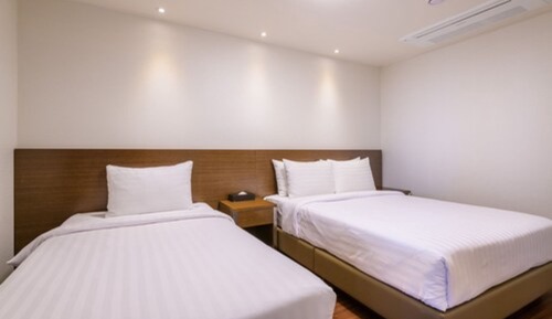Royal Family Suite (Rates for 6 guests, Pay Extra Person/Bed fee at hotel)