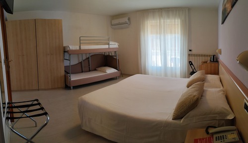 Habitación cuádruple, balcón