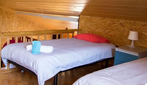 Habitación familiar, varias camas, frigorífico y microondas, vistas al jardín