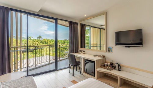 Habitación superior con 2 camas individuales, vistas al jardín