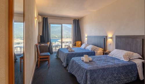 Habitación triple, vistas al mar