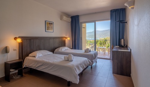 Habitación con 2 camas individuales, vistas al jardín