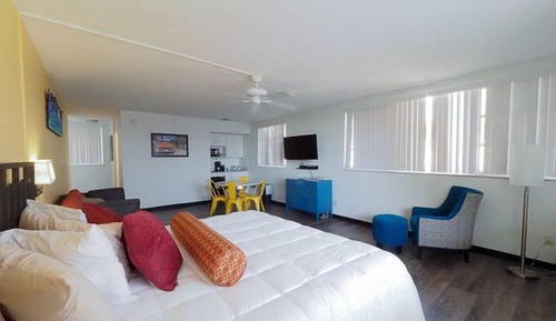 Classic Studio, 1 King Bed with Sofa bed, Partial Ocean View