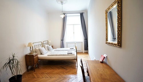 Habitación clásica con 2 camas individuales, baño compartido, vistas a la ciudad