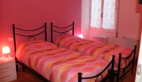 Habitación clásica con 2 camas individuales, 2 camas individuales (Fucsia)