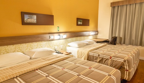 Habitación estándar con 2 camas individuales, 2 camas dobles