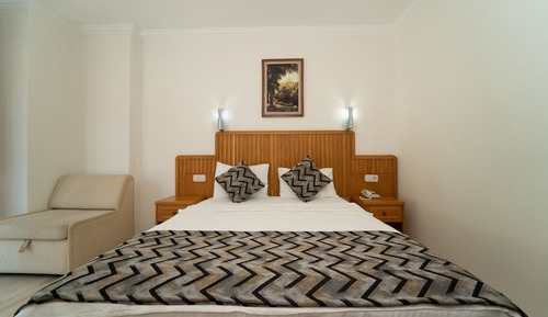 Habitación estándar con 1 cama doble o 2 individuales, balcón, vistas al jardín