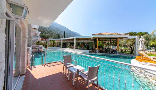 Habitación doble, acceso a la piscina