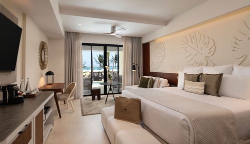 Preferred Club Jr Suite Ocean Front Swimout - King