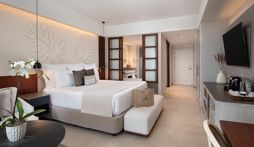Preferred Club JR Suite Partial Ocean View - King