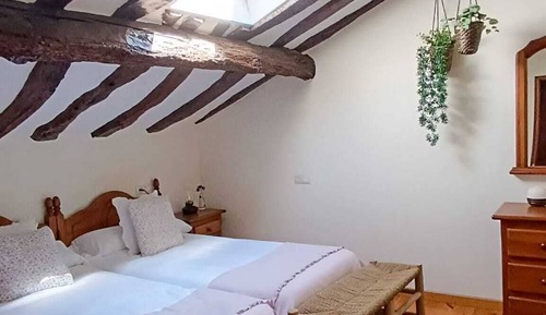 Habitación básica con 2 camas individuales
