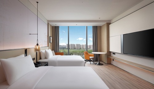 Habitación básica con 2 camas individuales, vistas parciales al lago