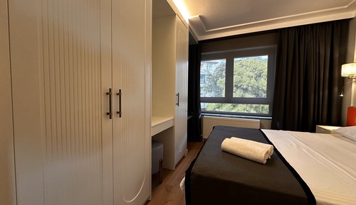 1 room, 1 lounge with kitchen