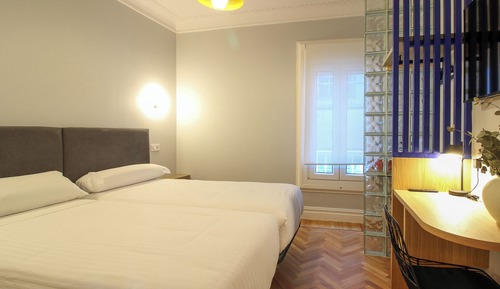 Habitación básica con 2 camas individuales